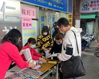 配合醫療院所協助外來人口安心接種疫苗。