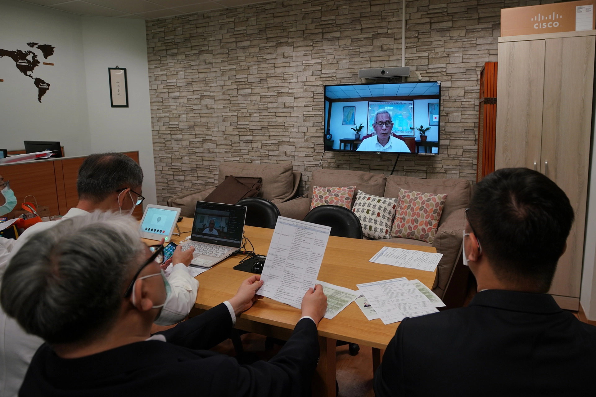 駐菲律賓代表處大使徐佩勇分享，很喜歡淨斯本草飲，每次出入高風險場所，都會先喝一包，讓自己很安全也很安心。