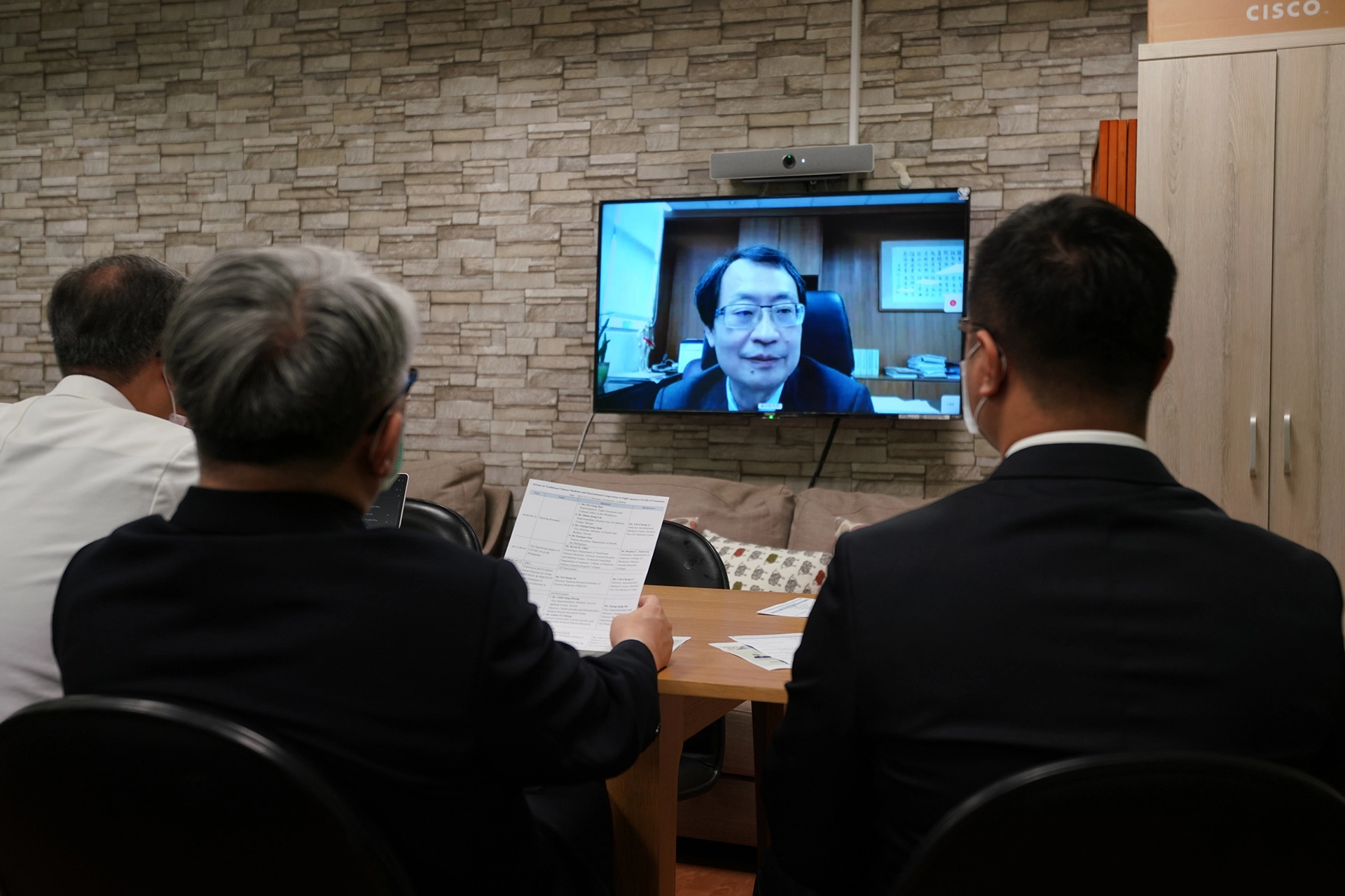 國家中醫藥研究所蘇奕彰所長分享，因應新冠肺炎疫情，結合臨床及基礎研究成功研發「清冠一號」，已授權8家GMP中藥廠，全數取得外銷藥品許可證，並銷售全球近40個國家，協助國際抗疫。