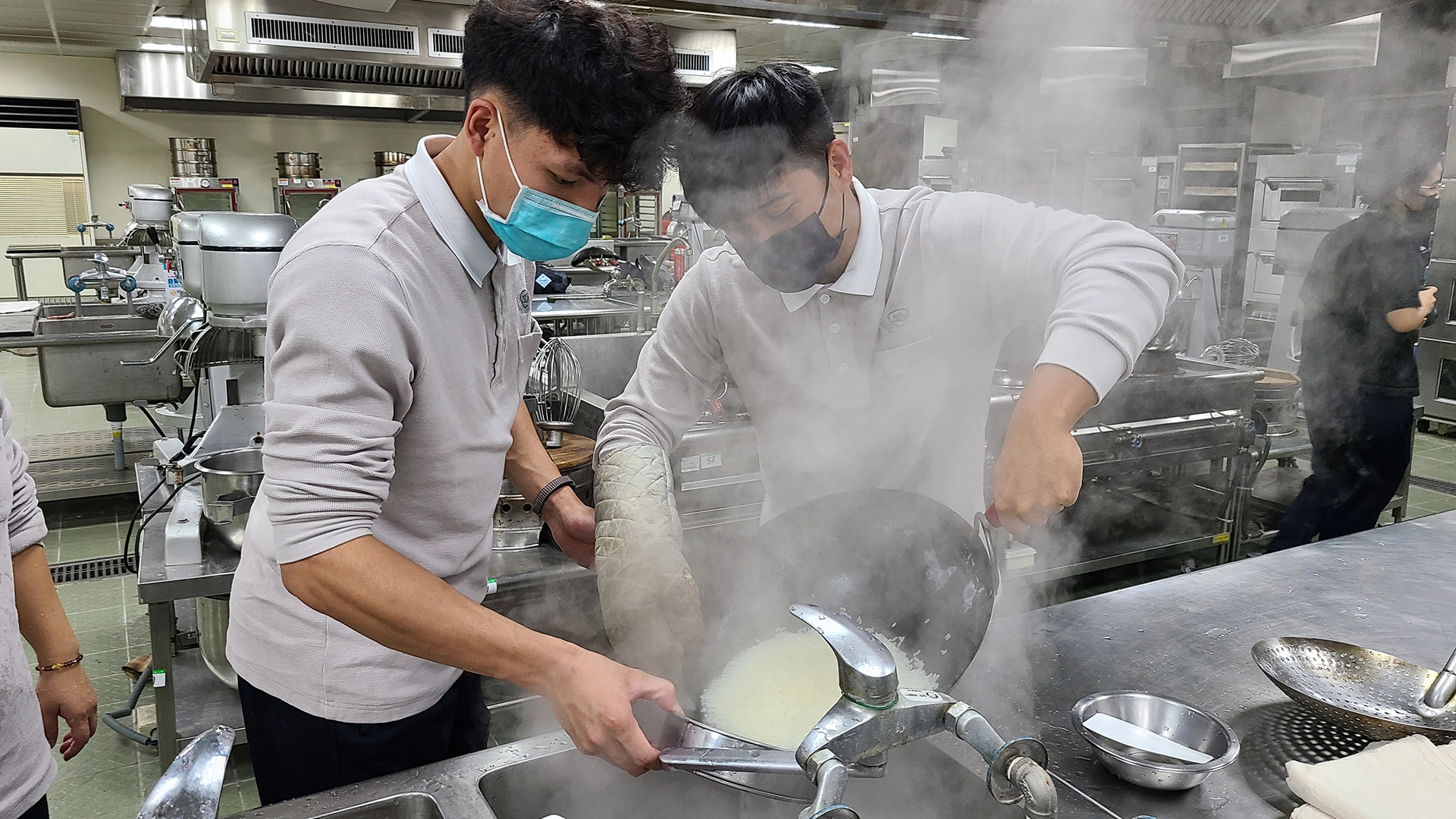 通過老師傳授的速成法，蒸糯米出籠時間大幅度縮短。