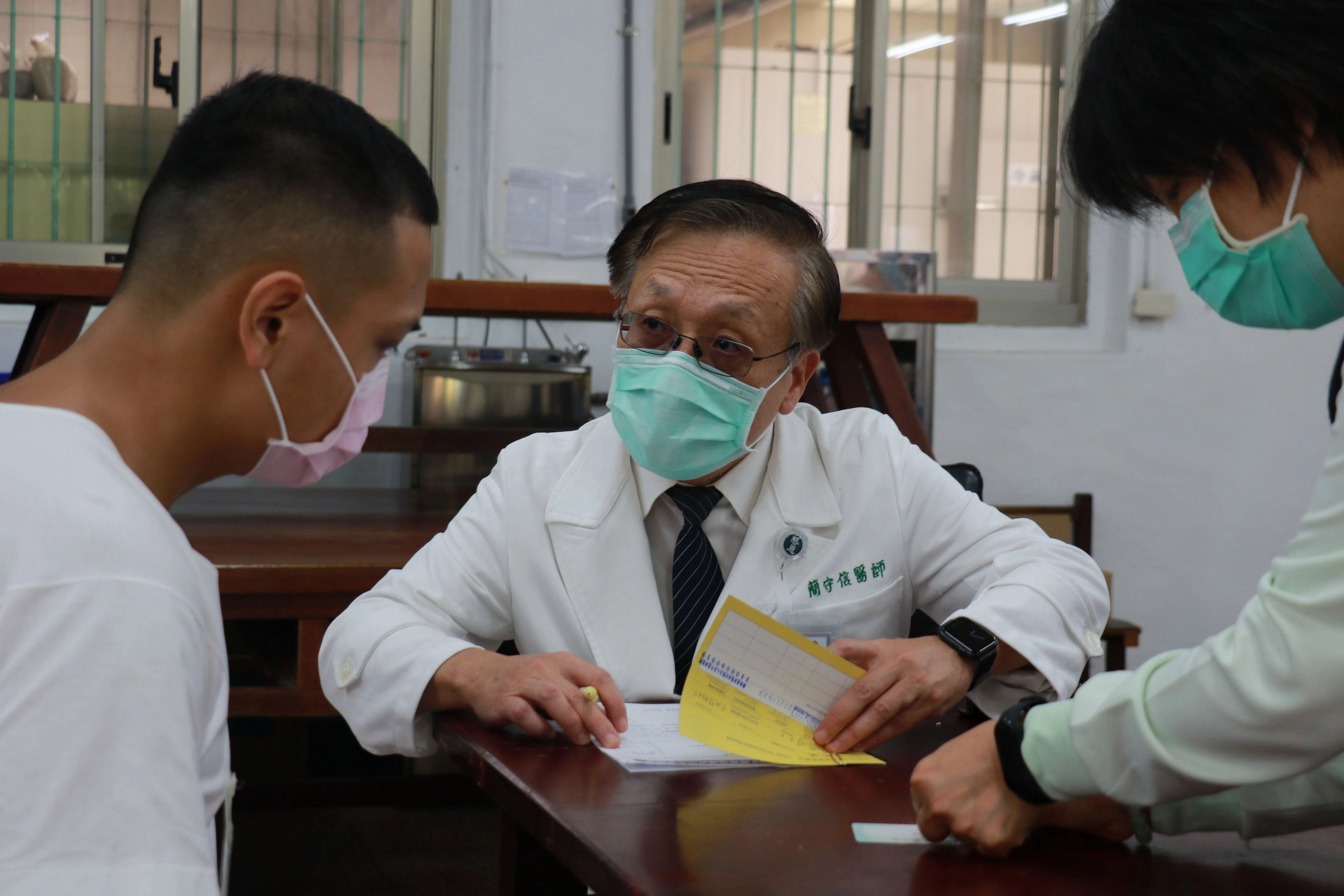 臺中慈濟醫院簡守信院長認為監獄防疫更需要重視，帶領醫護團隊前往臺中監獄為收容人施打疫苗。