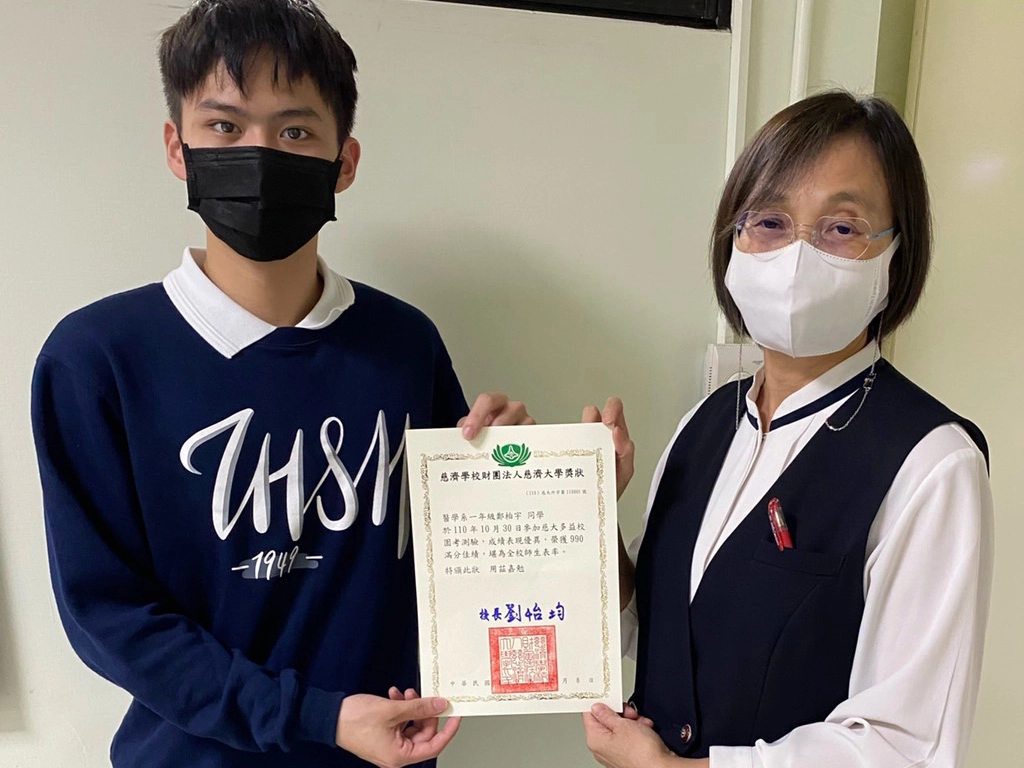 醫學系一年級鄭柏宇，考取滿分990分亮眼佳績，平時就注重英文實力的養成，提升閱讀與聽力能力。