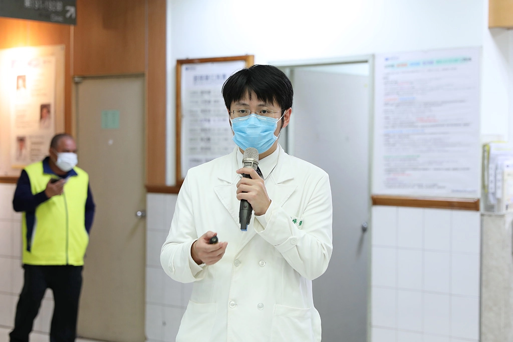 內視鏡泌尿科主任張嘉峰分享「尿失禁及骨盆底健康促進中心」包含了非手術與手術的處置方式。