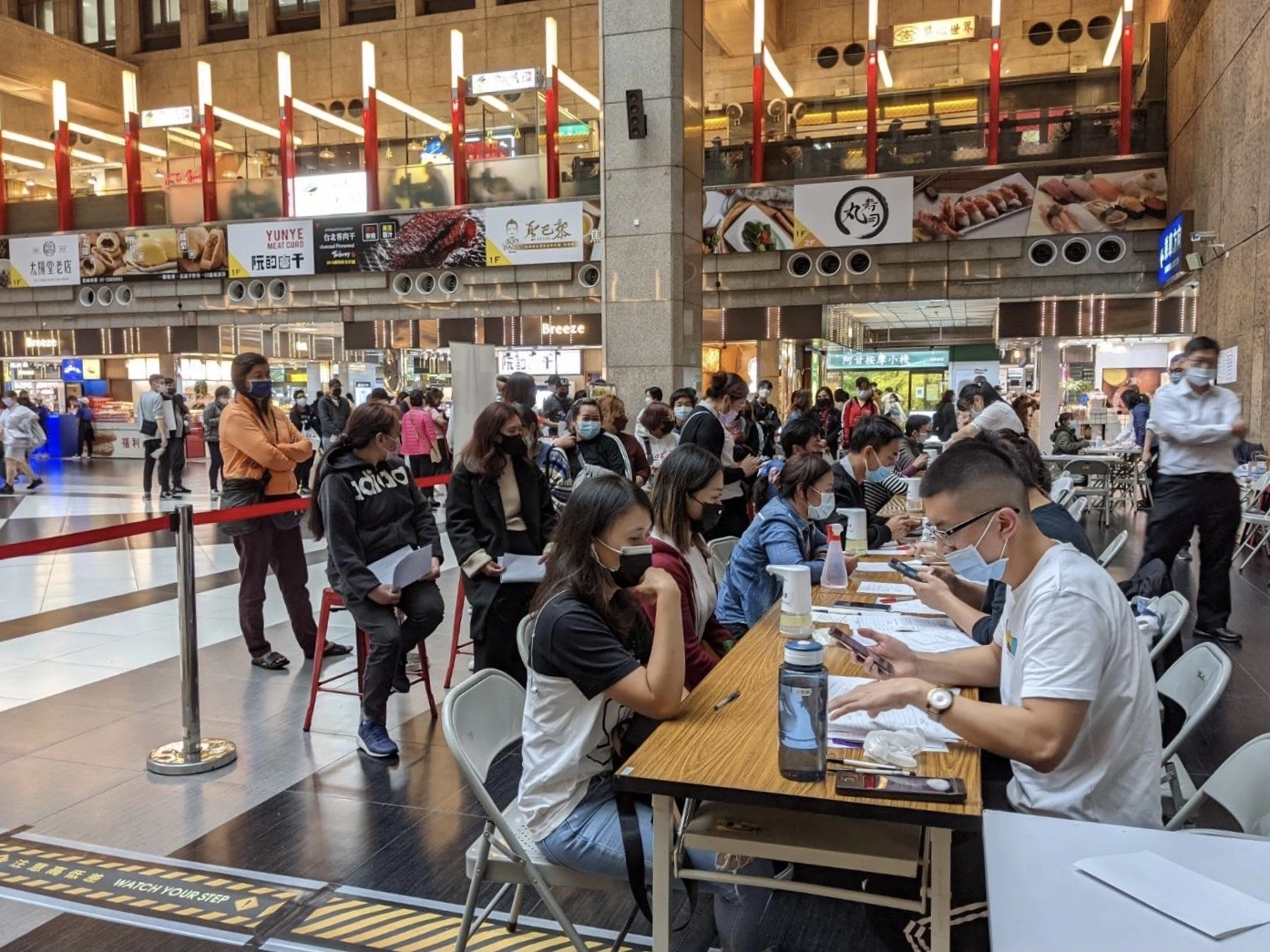 移民署於臺北車站大廳設專櫃，協助確認外來人口身分。
