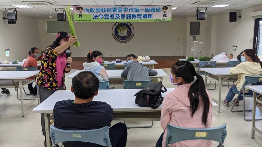 蔡理事長介紹香草植物
