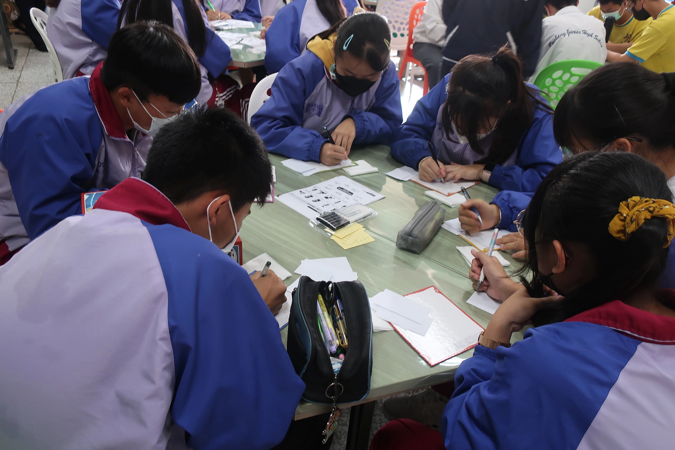 社區國中學生認真投入課程，提升自己的英文能力。(圖洪嘉穗)