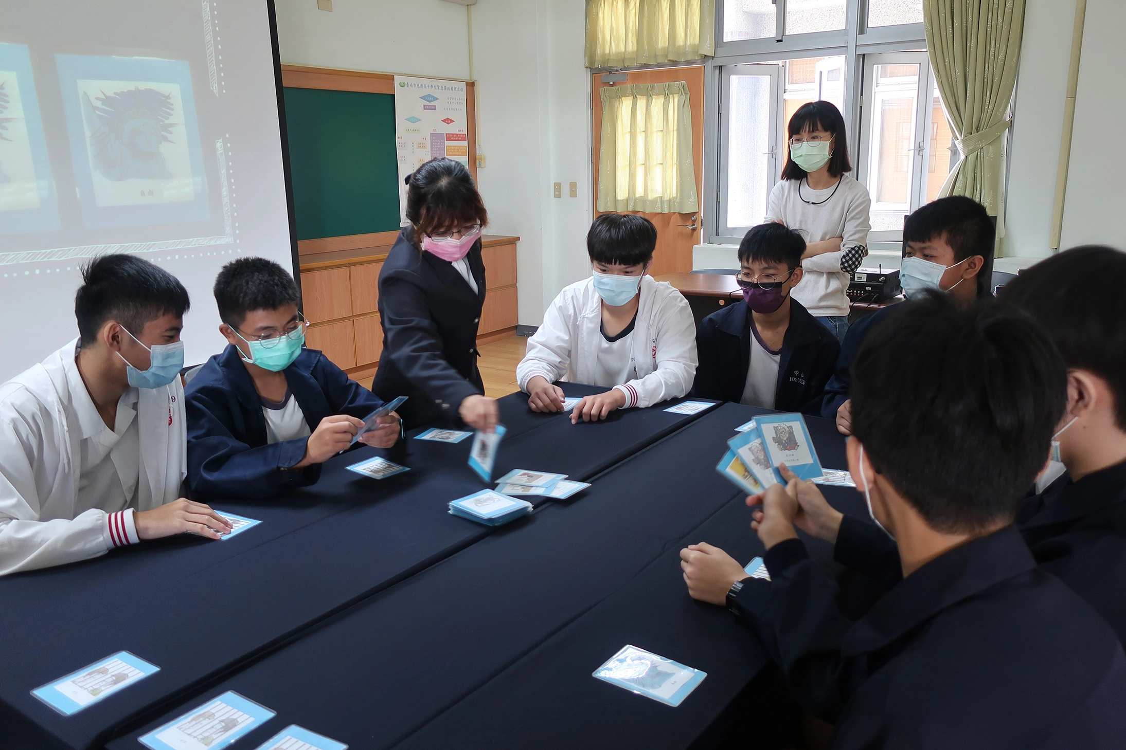 藉由「全員逃出」桌遊，讓學生了解司法訴訟程序。(圖王品方)