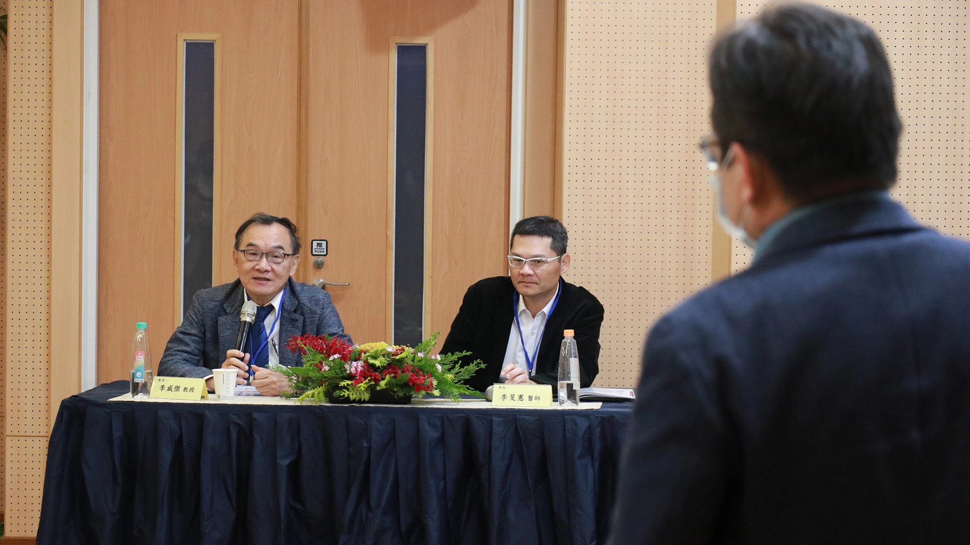 （左）敏盛綜合醫院李威傑教授與（右）臺中慈濟醫院李旻憲主任為主講者作回饋與肯定。