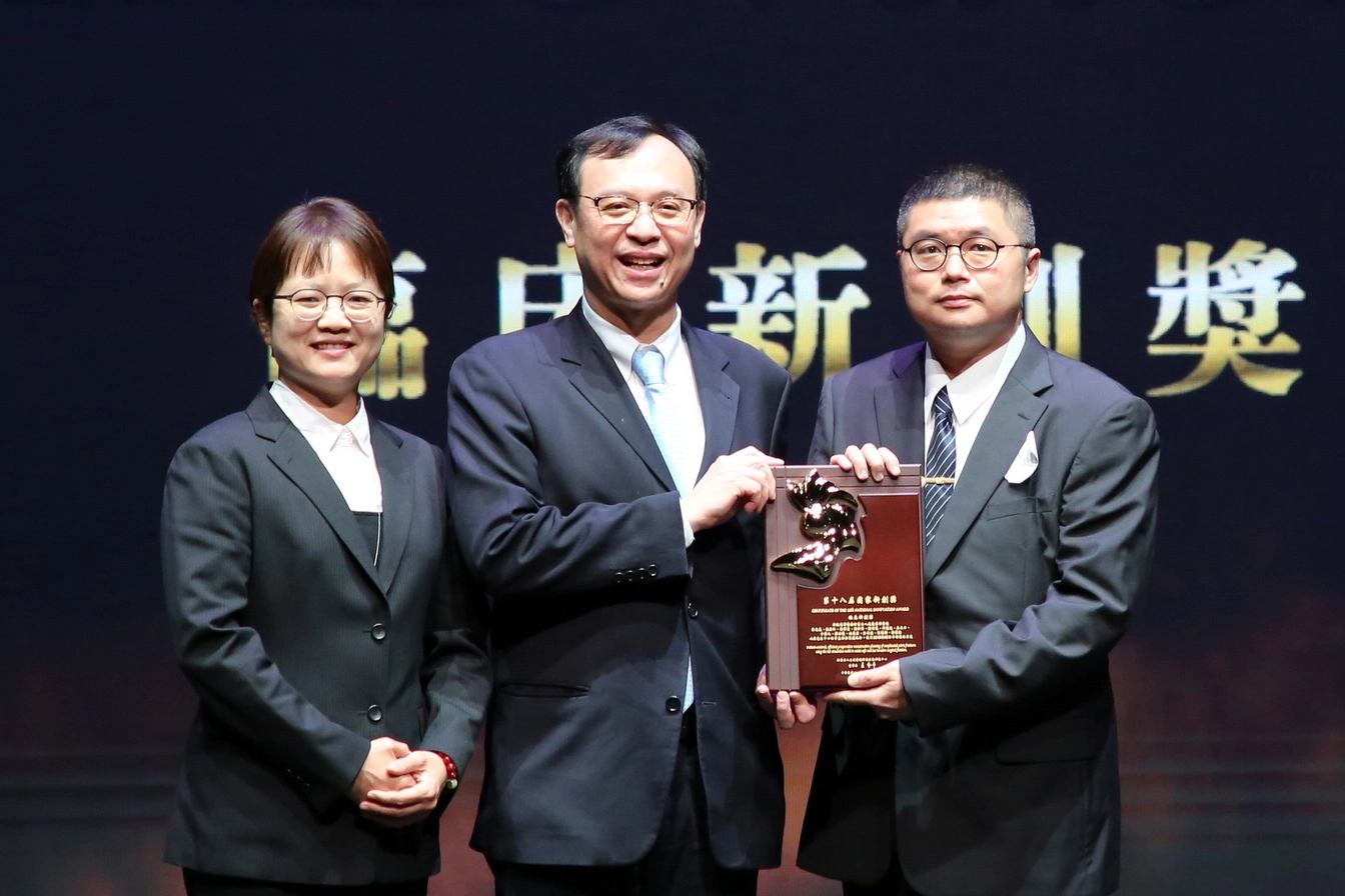 花蓮慈院骨科部、教學部以及慈濟大學醫學系，與骨王生技攜手合作「以病患為中心的骨盆安全重建之路：使用3D模擬輔助手術復位固定」計畫，榮獲國家新創獎肯定。由衛福部次長石崇良（中）頒發獎項給教學部主任謝明蓁（左）、骨科部暨教學部副主任葉光庭（右）。