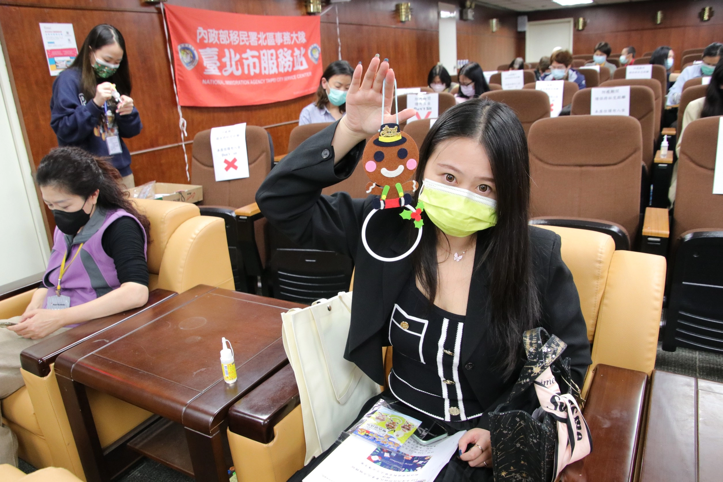 新住民姊妹開心參與聖誕毛巾掛架手作活動。