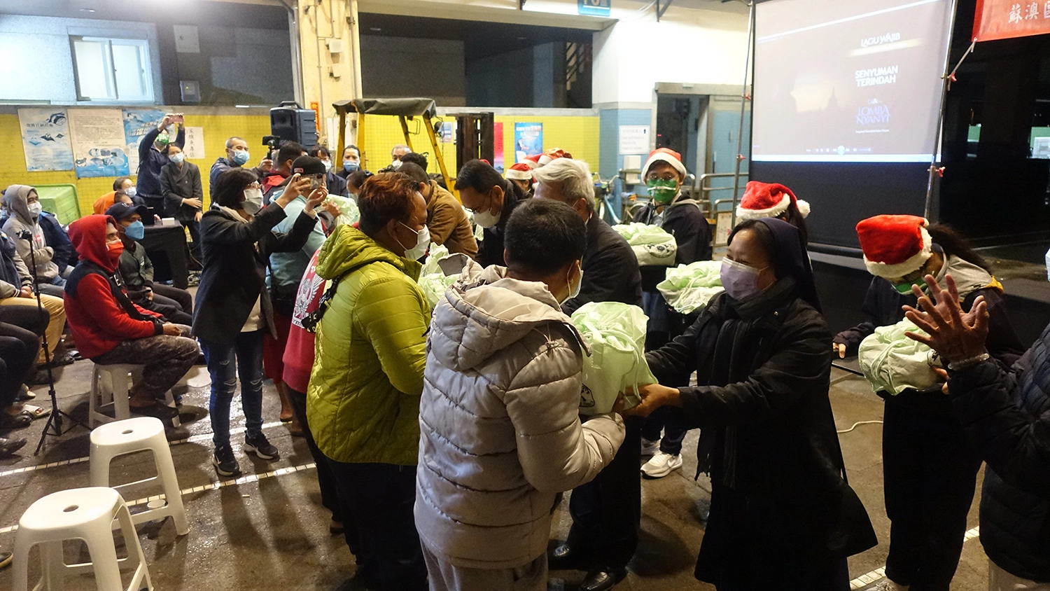 天主教台北總教區關懷外勞牧靈中心、慈濟、蘇澳區漁會12月18日晚在南方澳漁港舉辦針對外籍漁工的寒冬送暖活動。(攝影：陳誼謙)