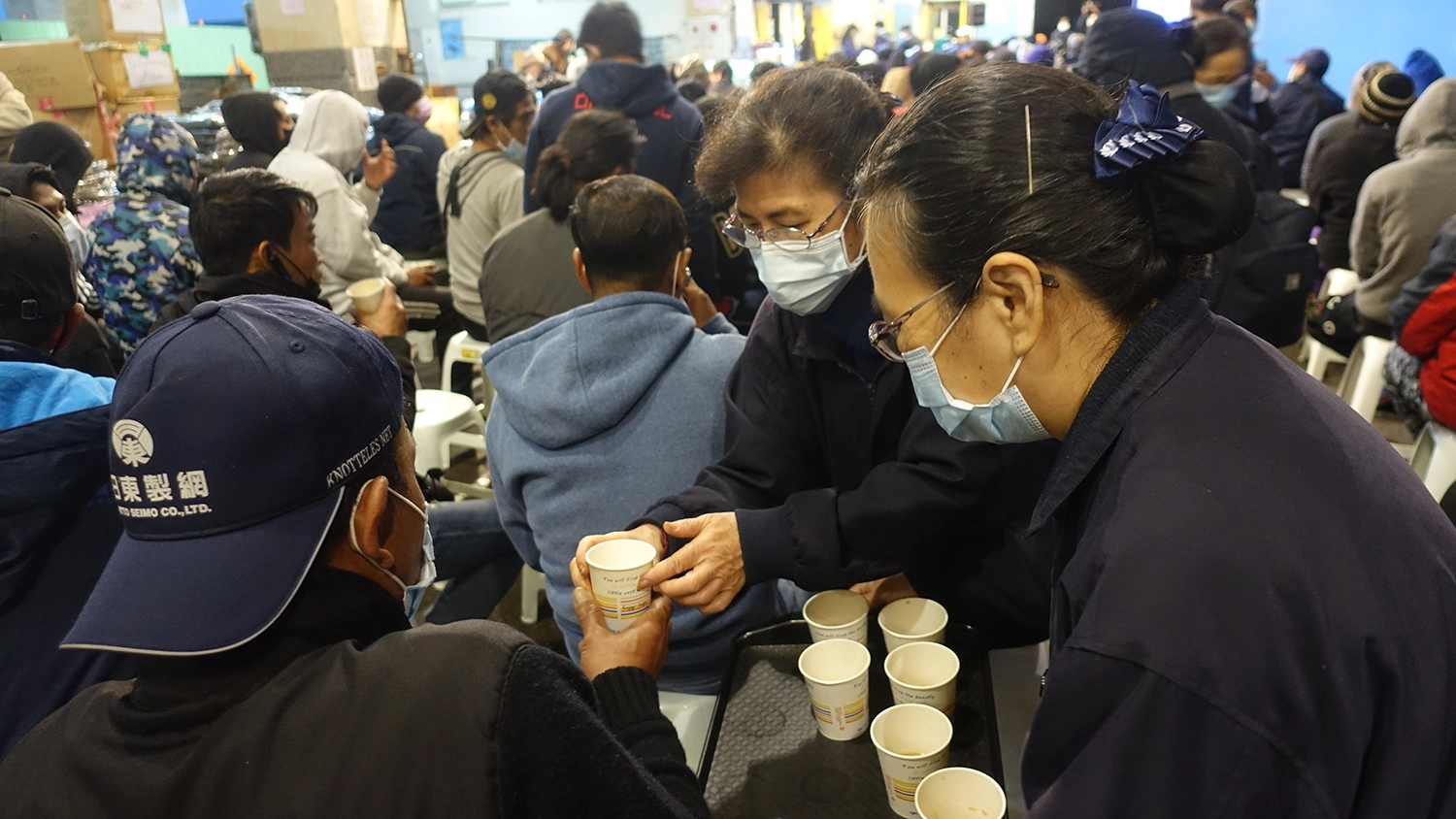 慈濟志工準備熱茶給外籍漁工。(攝影：陳誼謙)