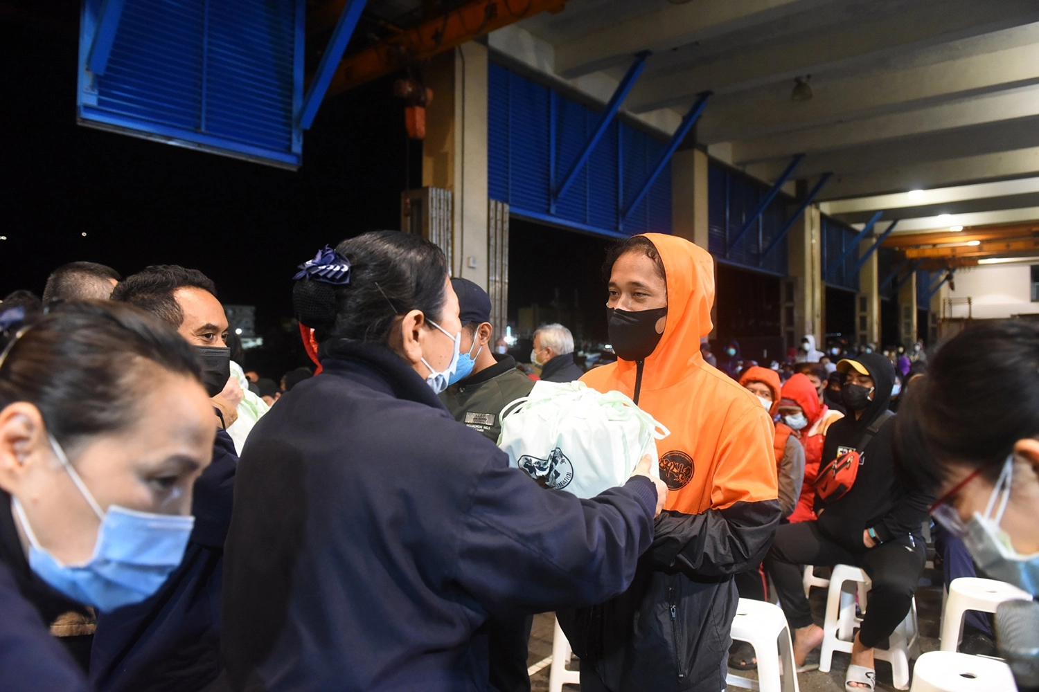 天主教台北總教區關懷外勞牧靈中心、慈濟、蘇澳區漁會12月18日晚在南方澳漁港舉辦針對外籍漁工的寒冬送暖活動。(攝影：許台生)