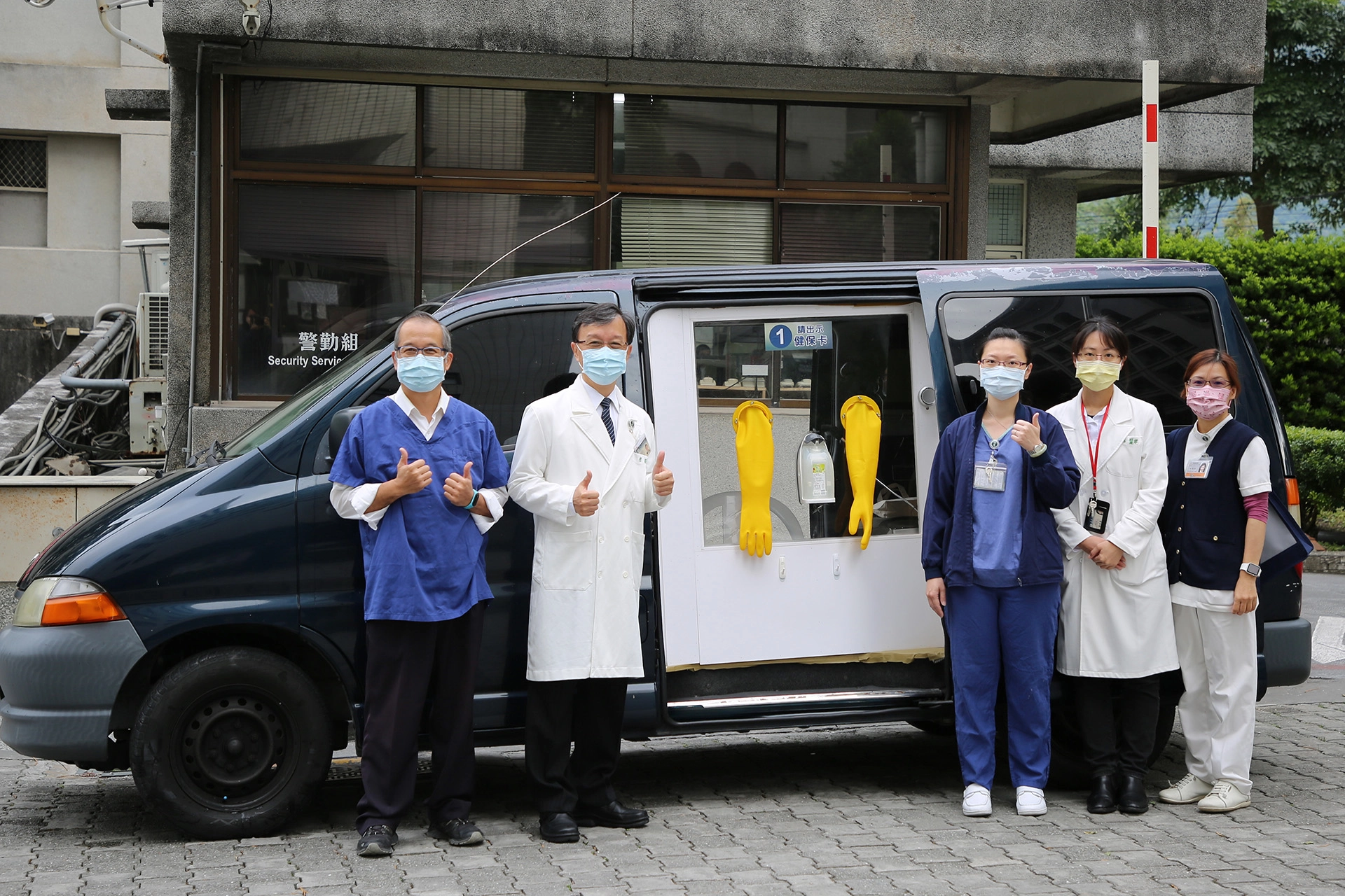 花蓮慈院在12月20日第一次出動行動防疫採檢車至三家防疫旅館，為隔離期滿的鄉親，執行採檢。