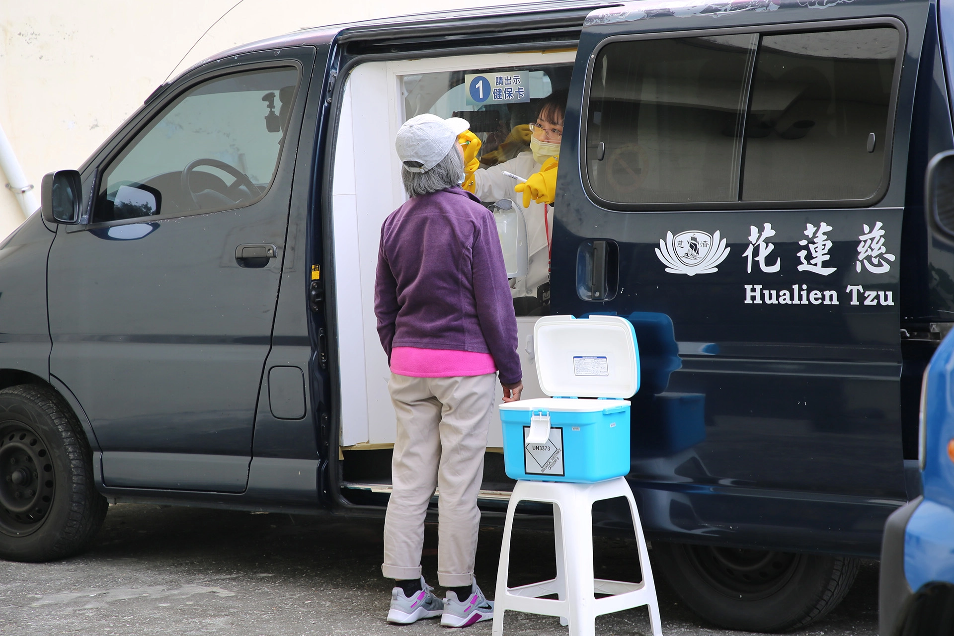花蓮慈院在12月20日第一次出動行動防疫採檢車至三家防疫旅館，為隔離期滿的鄉親，執行採檢。