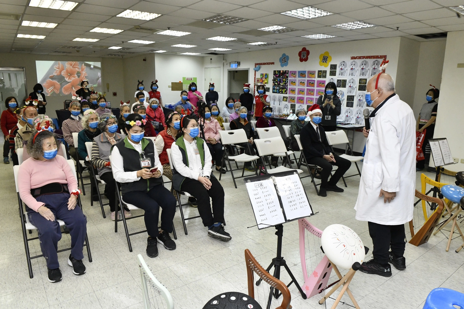 大林慈濟醫院失智共照中心主任曹汶龍醫師鼓勵老人家要走出來，多和人講講話，多動腦筋才不容易退化。