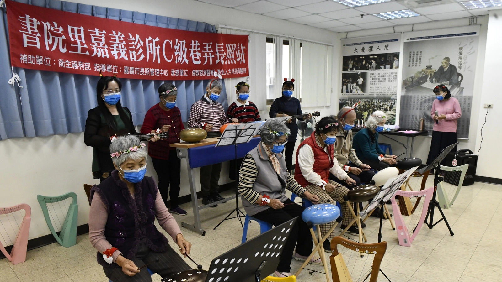 許多學員之前沒有學過樂器，看不懂樂譜，但在老師的指導下，竟可以在短短時間內就能彈奏樂曲，令學員和家屬很感動。