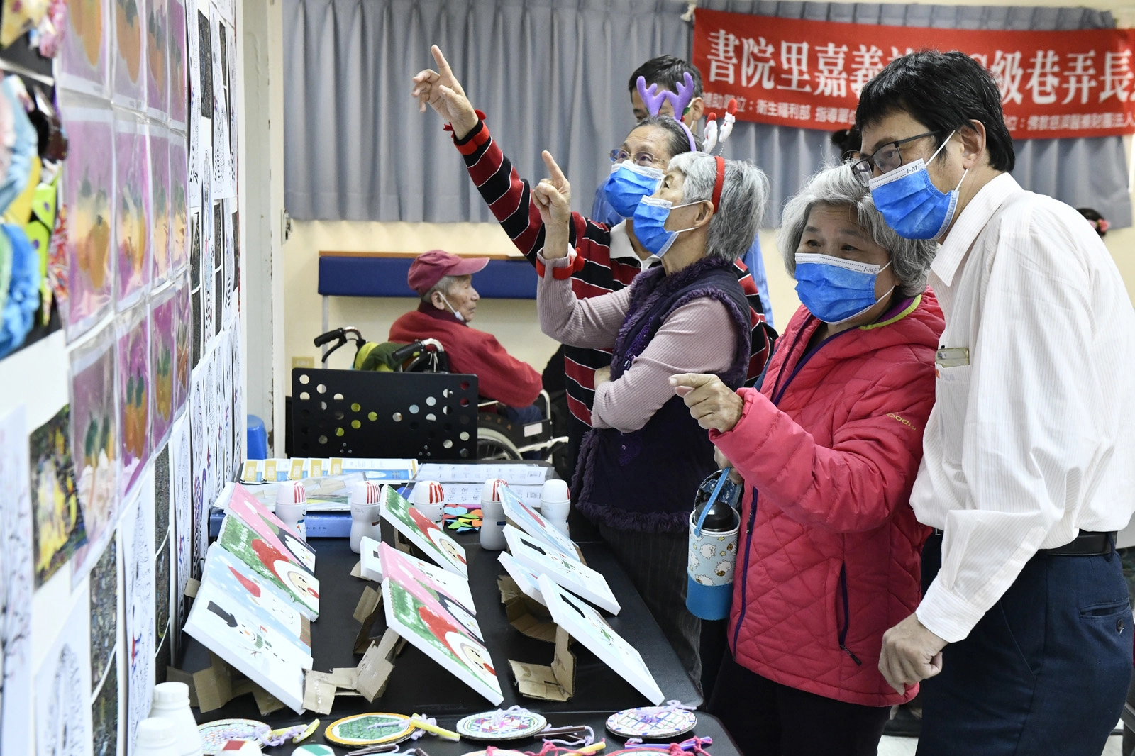 「書院里C級巷弄長照站」開辦一個多月來，學員們已完成許多DIY作品與藝術創作