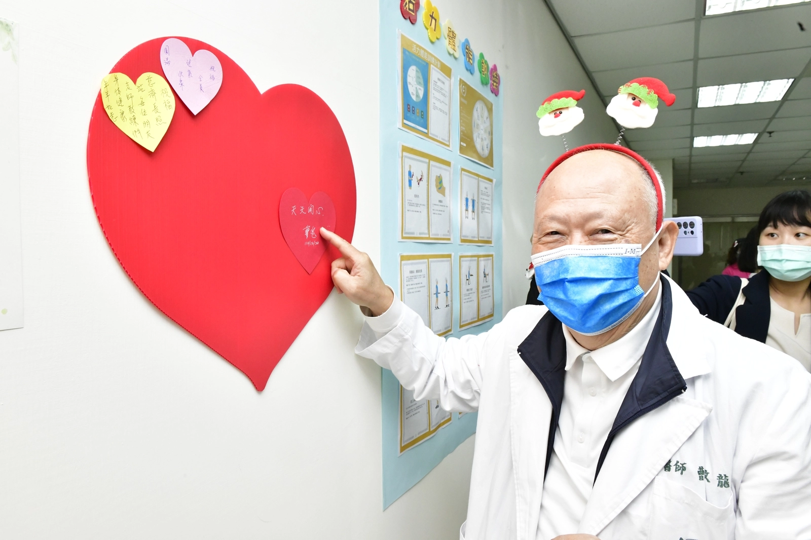 大林慈濟醫院失智共照中心主任曹汶龍醫師鼓勵老人家要走出來，多和人講講話，多動腦筋才不容易退化。