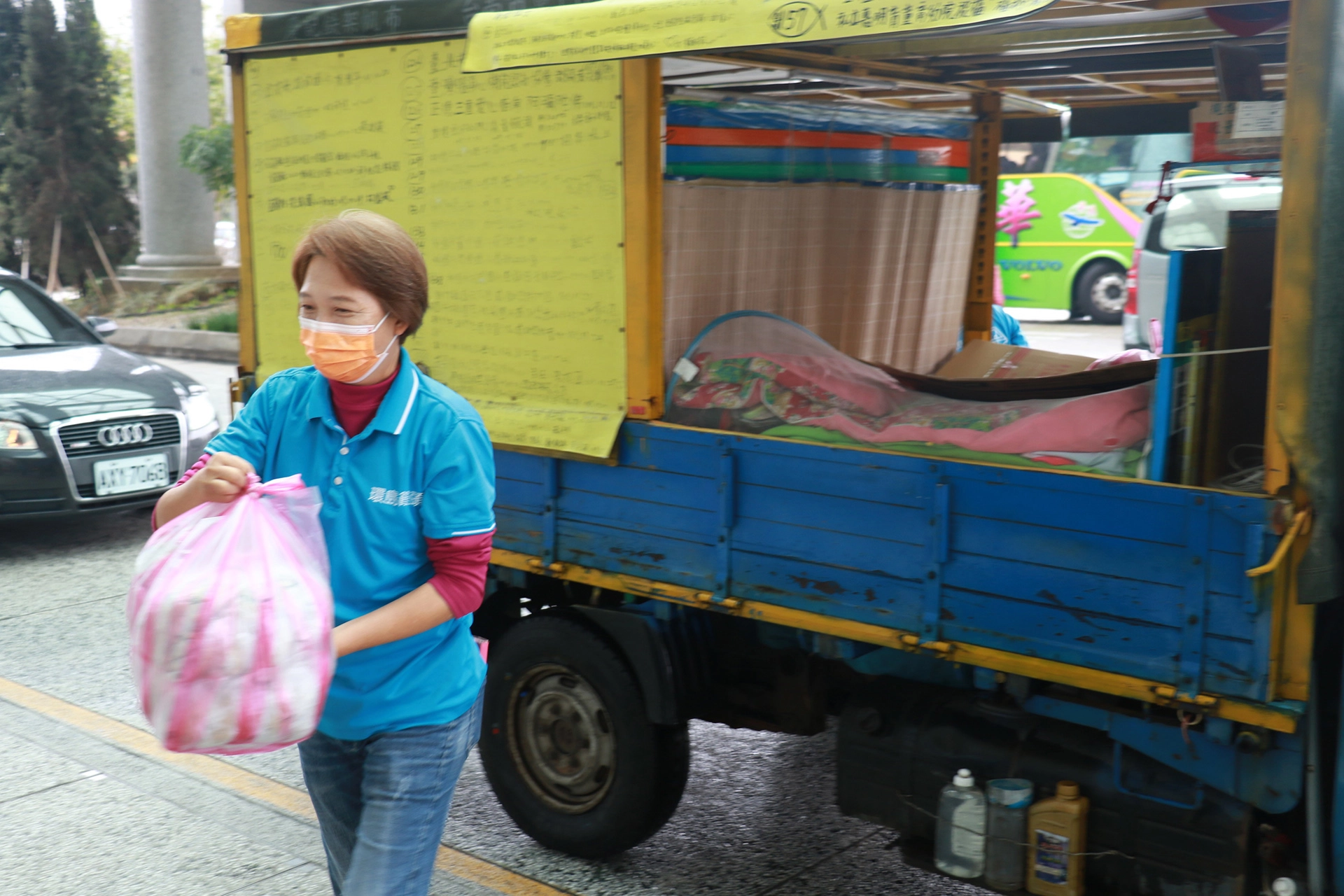 「環島饅頭」夫妻把他們對醫護人員的感恩化為愛心饅頭，送到臺中慈濟醫院。