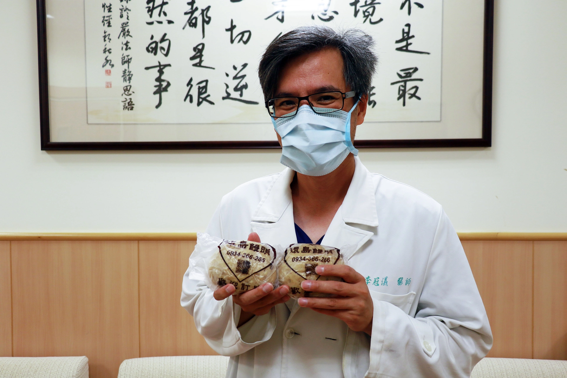 急診科主任李冠儀代同仁收下環島饅頭，暖胃又暖心。