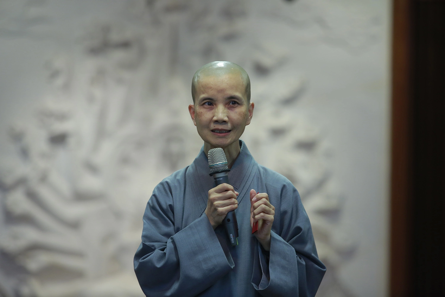 德勘法師表示，螢火蟲的光芒很微弱，就像一個人的力量很微小，但是累積很多人就能照亮黑暗。