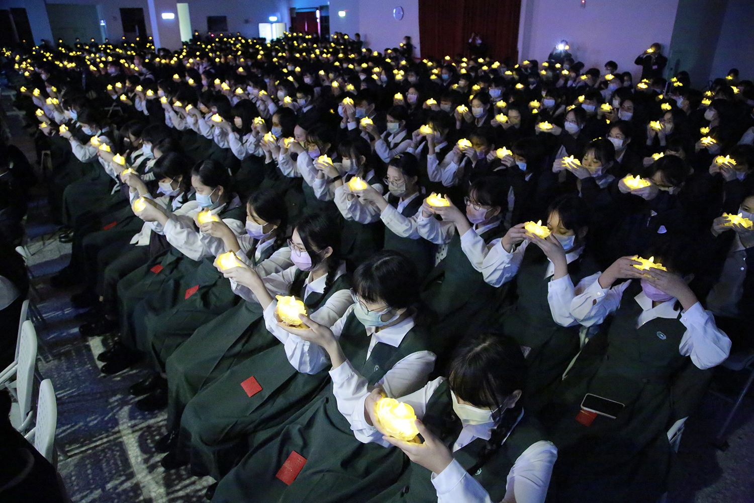 師生一起點亮心燈，一起感恩過去、珍惜現在、展望2022年。