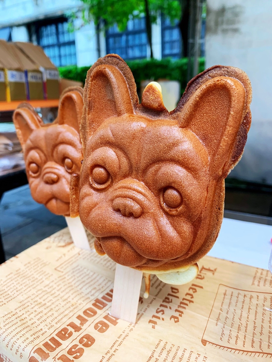 「松菸水水食坊」來自臺南的「犬首燒」，法鬥造型的雞蛋糕，採用米穀粉製作，加上天然無麩質，冷熱吃口感都不同。