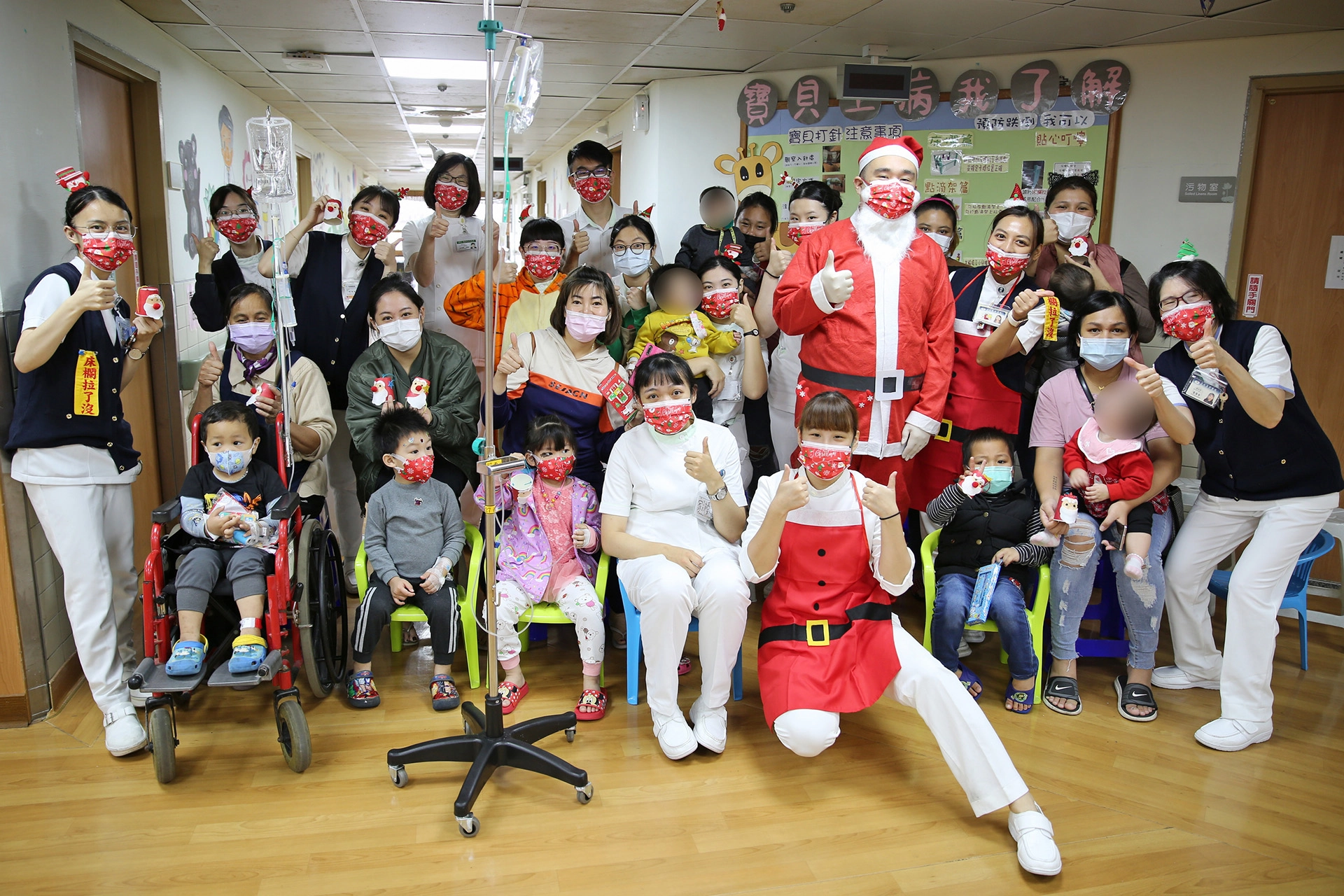 花蓮慈濟醫院兒科病房團隊在12月22日上午，舉辦「我的好朋友 耶誕節派對」，把握節慶氣氛向家長及病童宣導口腔保健的正確觀念外，也利用戲劇及DIY手作活動，希望讓大朋友、小朋友不要害怕看牙醫。