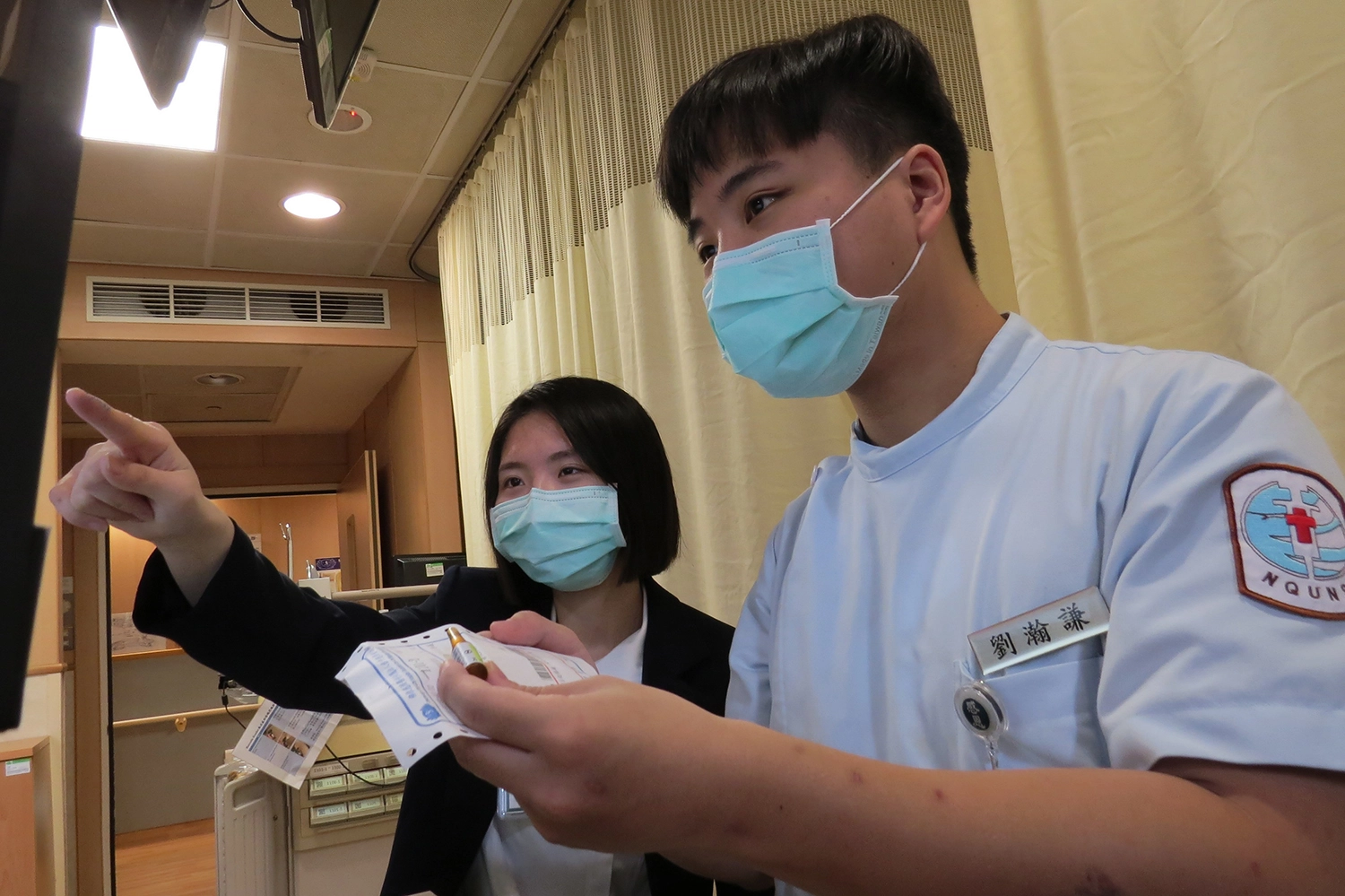 金門大學護理系學生劉瀚謙（右 ）在學姊指導下認識藥品。