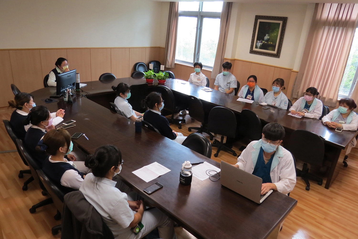 金門大學護理系學生與臺中慈濟醫院指導單位主管對談，分享實習心得。