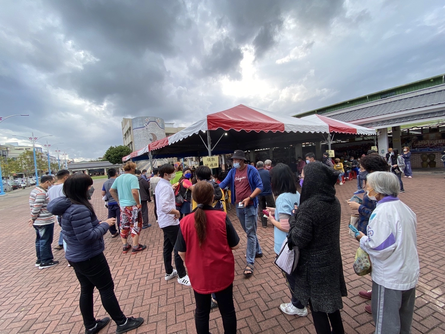 民眾於吉安鄉黃昏市場前好客廣場排隊接種疫苗情形。