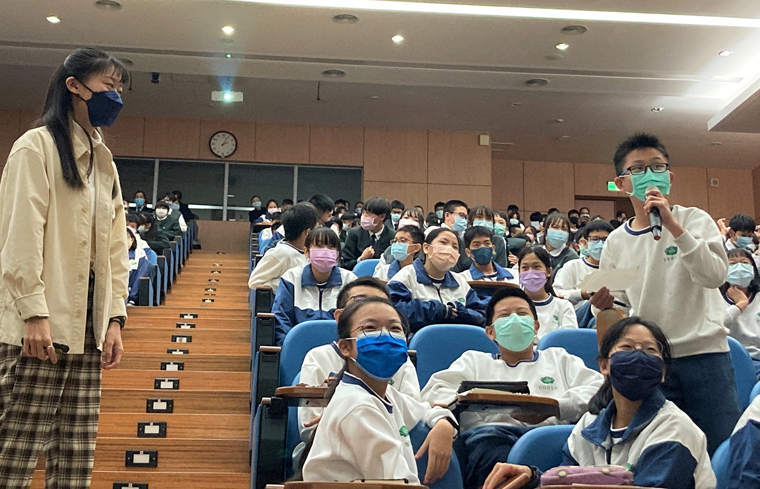 「如果你心中也有羅盤.勇往直前義無反顧」虎克船長的話是激勵家文的語句 ，請同學念出來。
