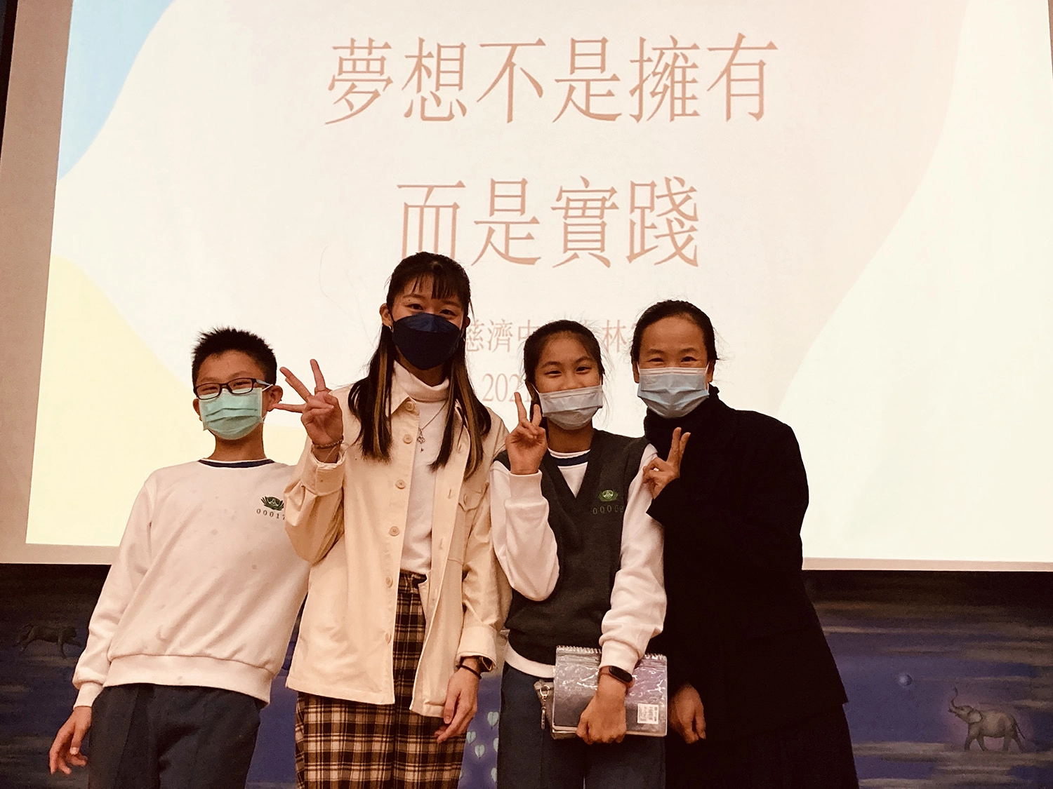 國中學弟學妹和懿德媽媽深受感動，爭取機會和學姊合影。林曉瑩攝