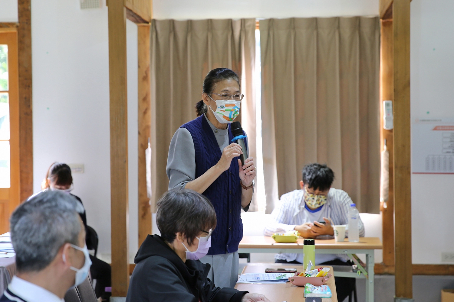 下半場由花蓮慈院醫事室林玲珠主任來主持「花東田野調查主題交流」，針對問卷回收後，發現的問題包含獨居、運動、肥胖、菸檳酒、篩檢等數據進行討論。