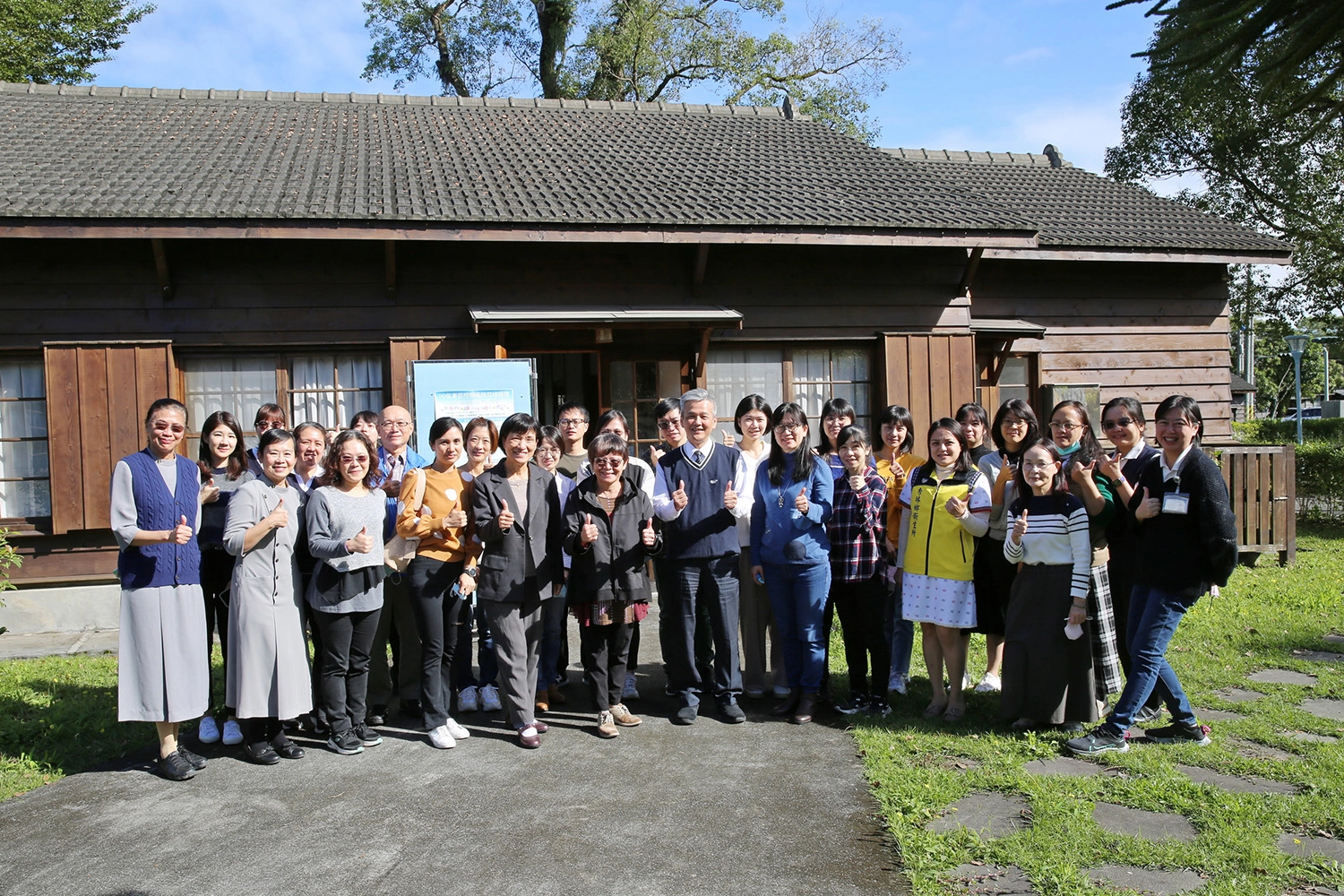12月23日，由花蓮慈濟醫院主辦「東區總額風險移撥款IDS年終成果分享交流會」，邀請中央健保署東區業務組組長李名玉、花蓮慈院主任秘書陳星助、醫事室主任林玲珠，以及承辦IDS計畫的六家醫療院所、花東兩地衛生所代表齊聚分享交流。