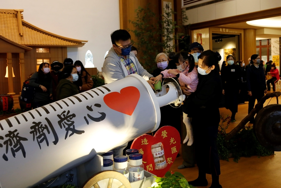 新店靜思堂映入眼簾的還有特大號的注射BNT疫苗的針筒，讓響應「濟劑愛心」的會眾可以持續匯聚共善的力量。