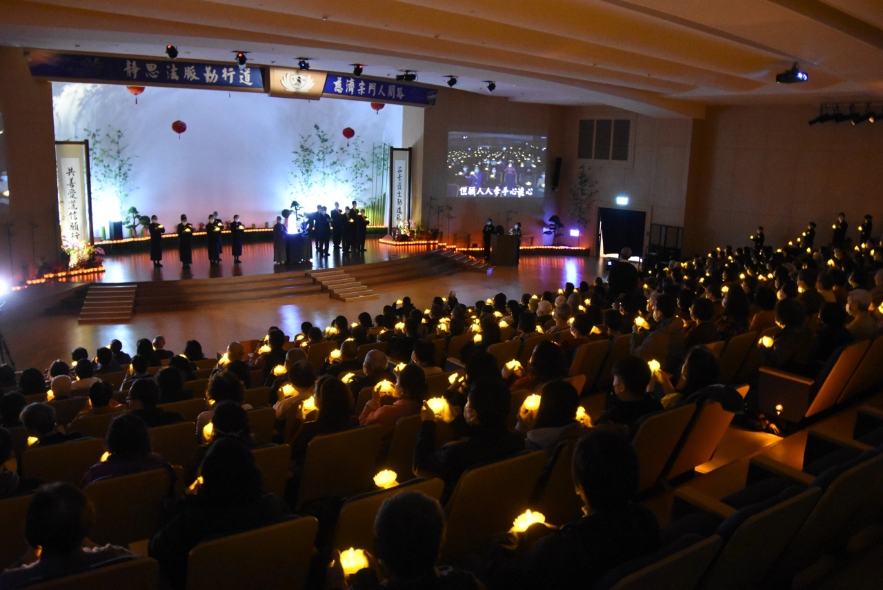 「燈燈相續無盡燈！」人人拿起福慧燈虔誠祈禱，除了點亮有形的燈，還有無形的心燈，就是善與愛的心念。