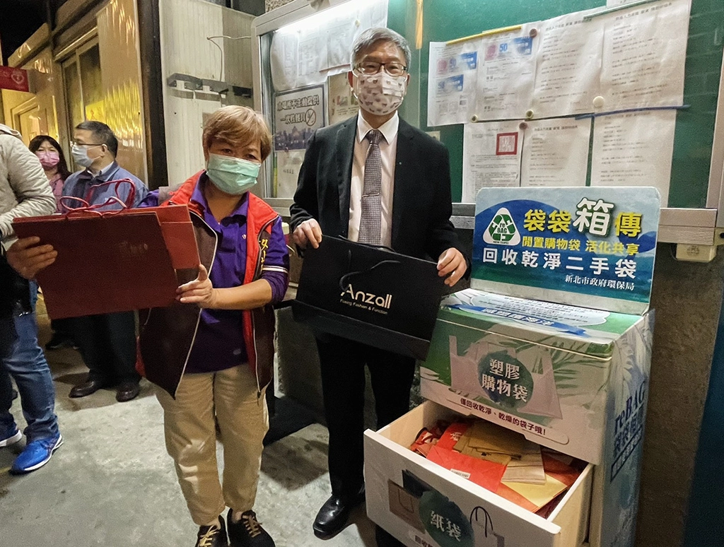 沈副署長展示回收乾淨二手袋
