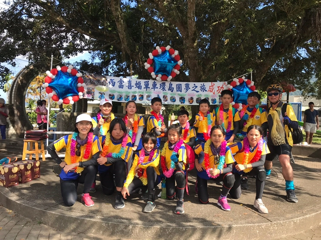 張素連在乎偏鄉孩子的身體健康，陪伴學生單車環島。