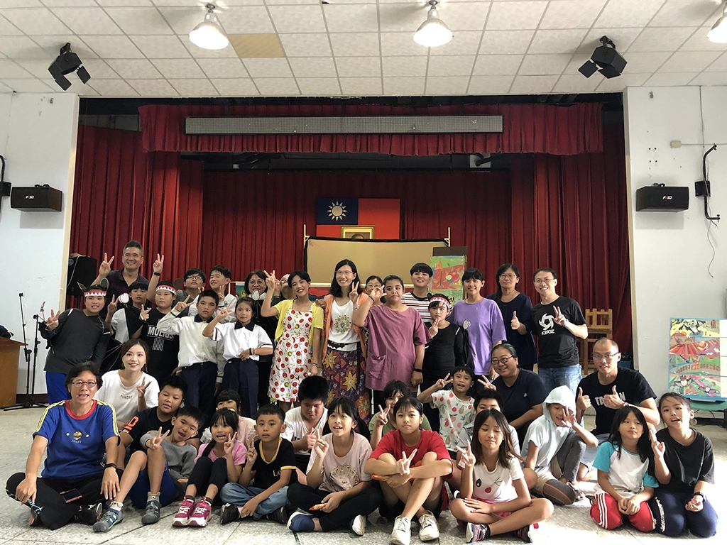 張素連參與靜浦國小話劇巡迴演出。