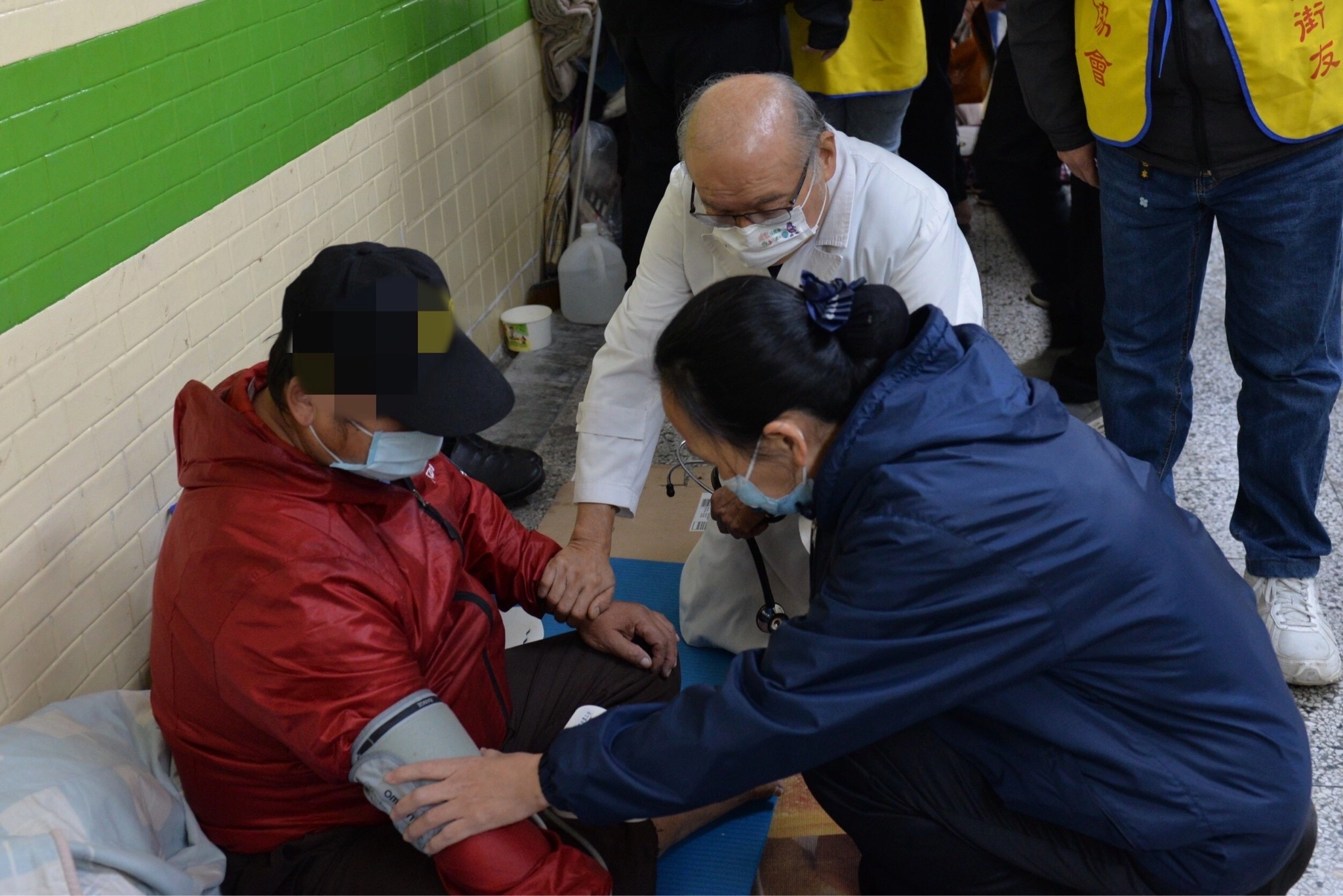 台中市街友關懷協會、中區慈濟人醫會、慈濟志工12月26日晚上關懷街友。人醫會醫護人員為街友義診。