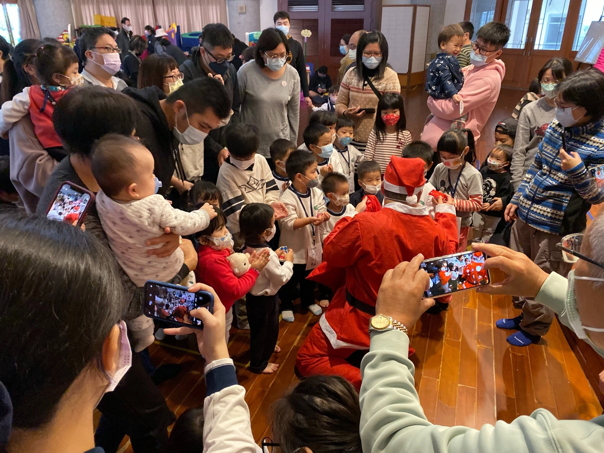 慈濟大愛幼兒園舉辦歲末親子活動，耶誕老公公發餅乾給孩子們。