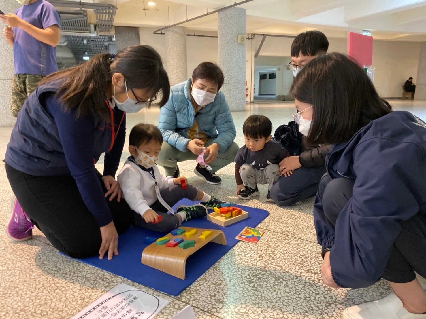慈濟大愛幼兒園舉辦歲末親子活動，用闖關遊戲讓親子們度過開心的耶誕節。