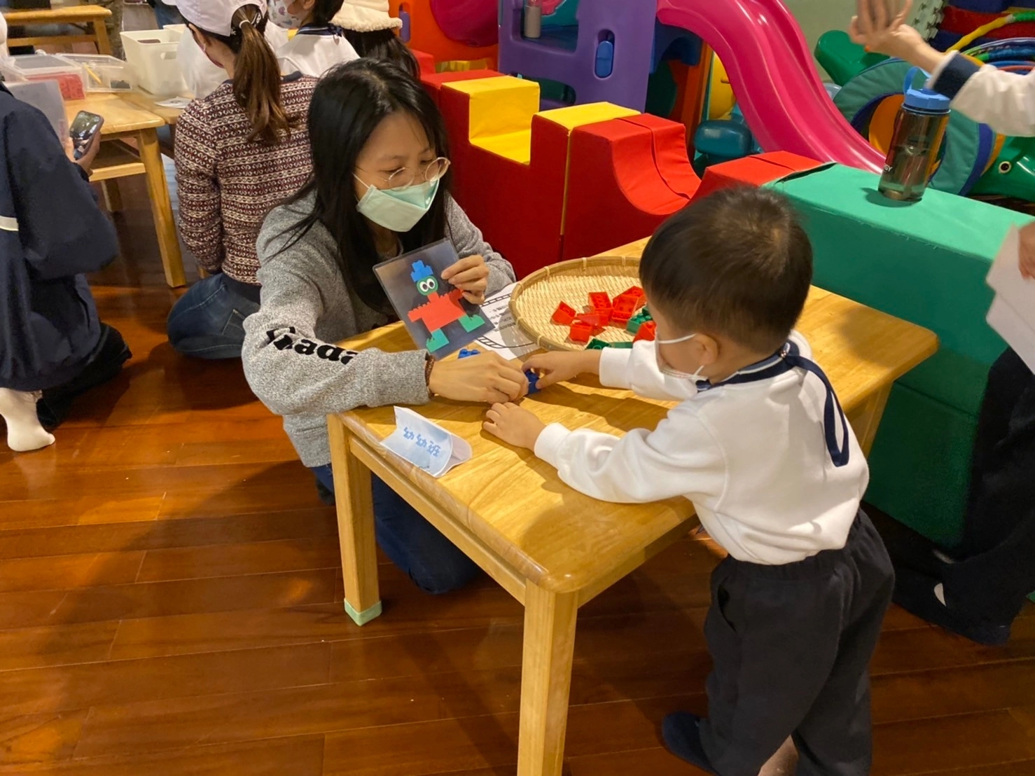 慈濟大愛幼兒園結合耶誕節舉辦歲末親子活動，用闖關遊戲讓親子們度過開心的耶誕節。