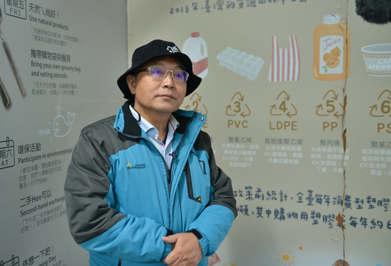 金龍國小校長呂金榮不斷地說：「有知識性布展，還有讓小朋友親自操作，從體驗，探索環保議題深植腦中」。