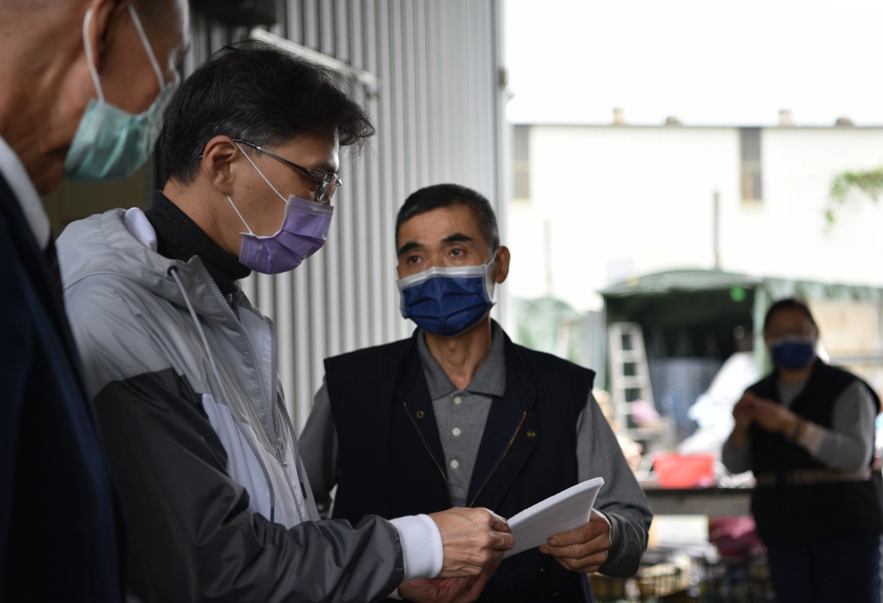 汐止區陳健民區長(左二)頻頻讚歎表示：「以前都以為環保補充包很環保，今天看到布展內容，才發現有很多是可以回收」。