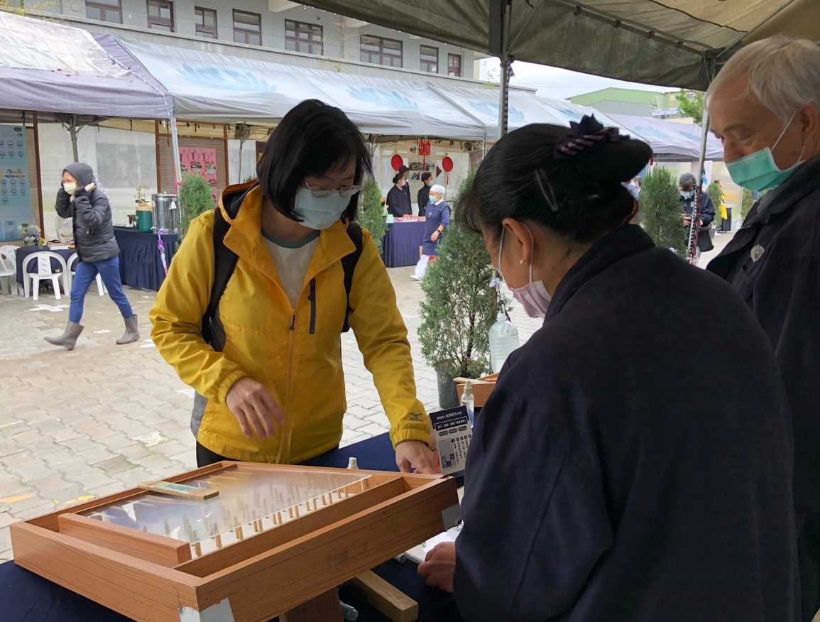 秀峰國小顏幸雅主任(左一)表明這布展太有趣了：「在遊戲中學習環保，深記腦裡不忘記，兒童節時可以讓孩子來體驗」。