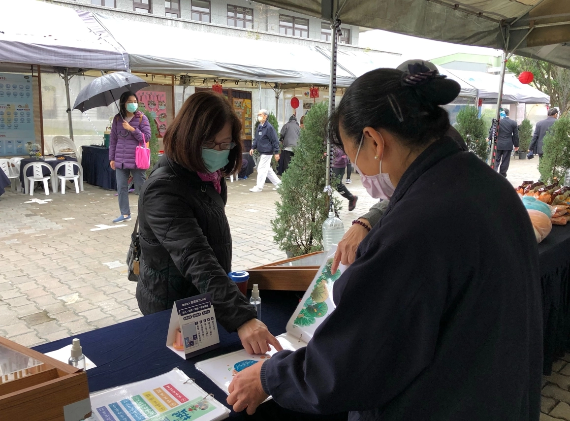 環保志工黃美麗(左一)說：「地球只有一個，要減少拿塑膠袋」。