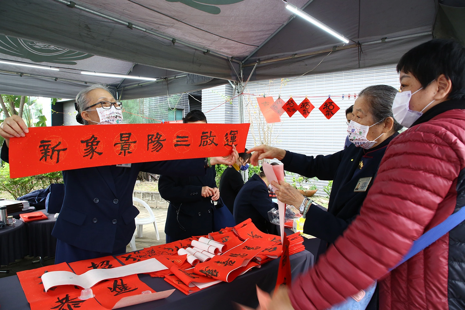 現場結合有年節氣氛的春聯、古早味童玩等，彷若是場熱鬧嘉年華。(攝影者：王翠雲)